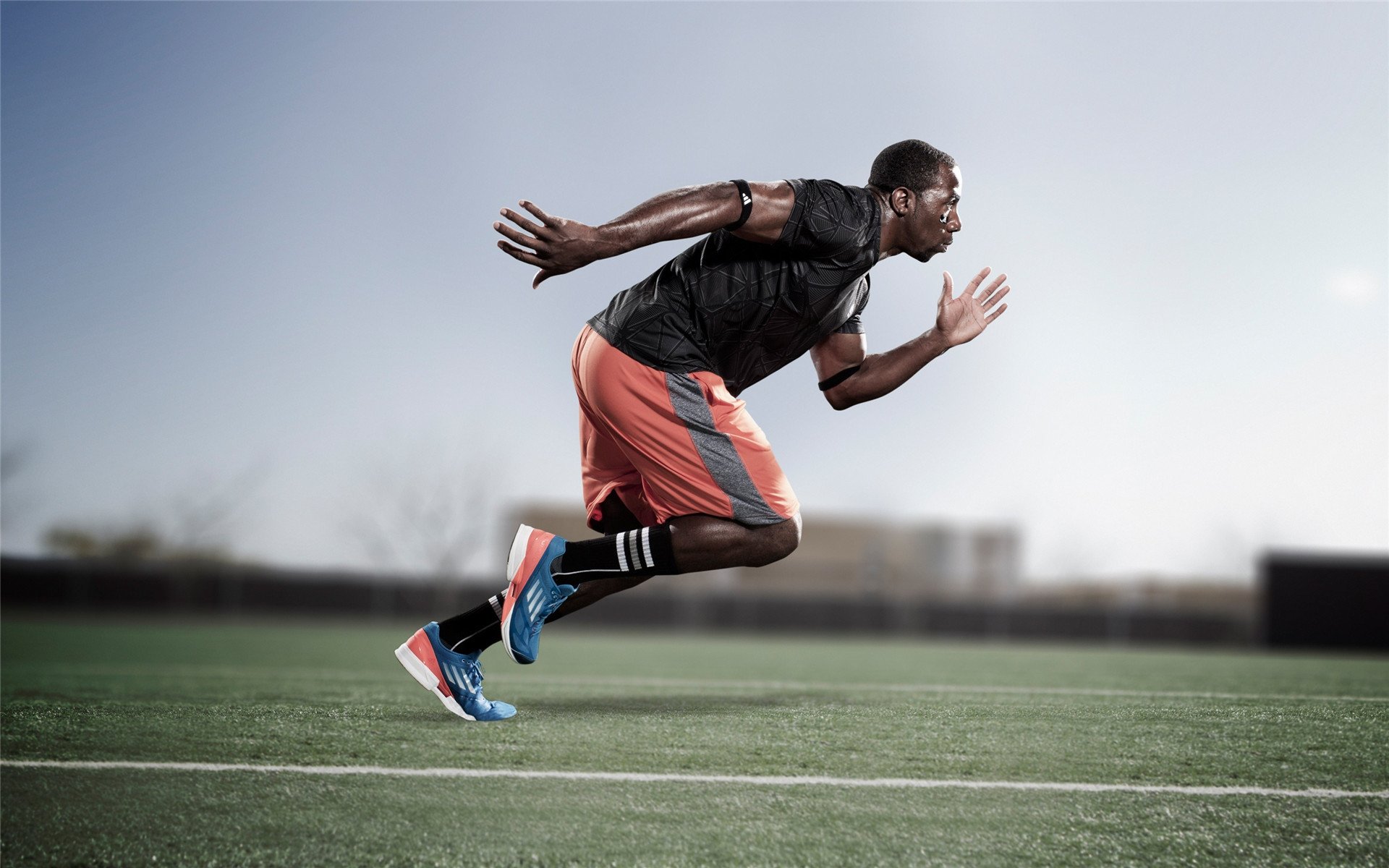 在一次关键比赛里，他用连续的抢断和抢篮板，带领球队取得“逆转”胜利！